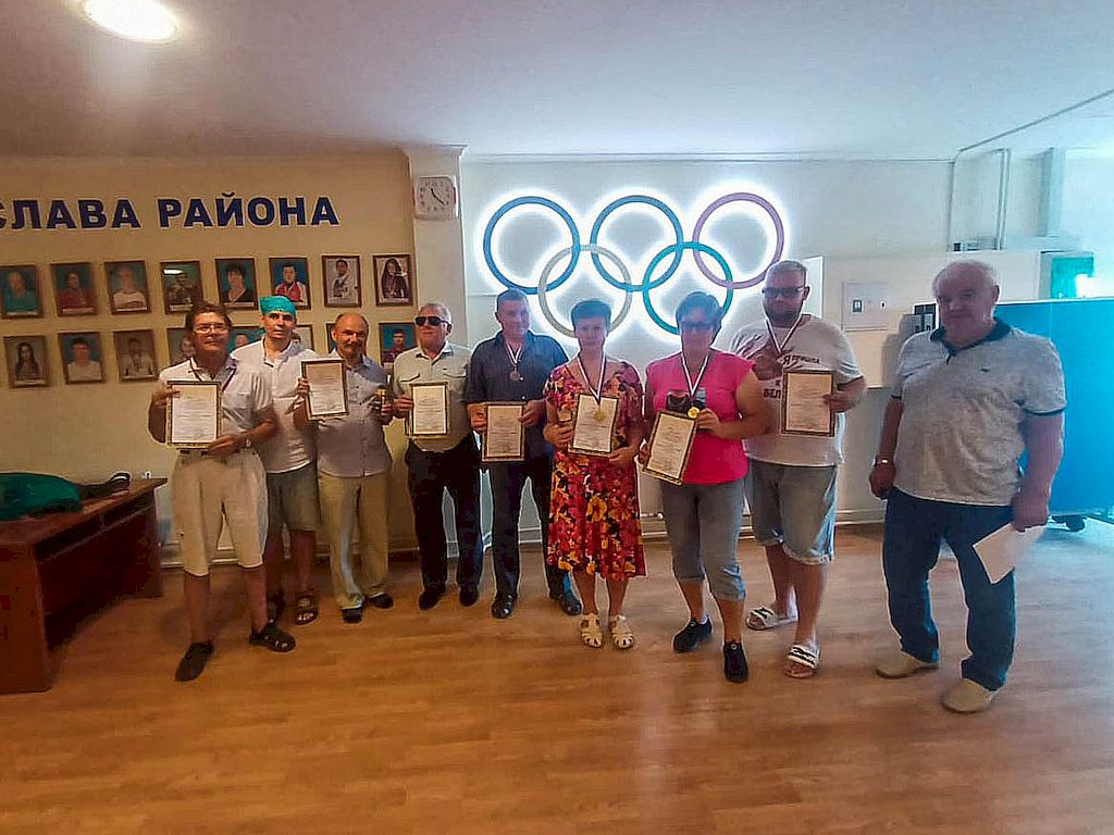 Общая фотография победителей и призёров с дипломами и медалями.