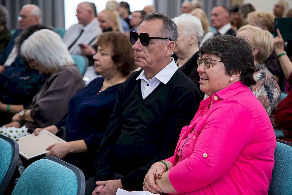 Зрительный зал. Крупным планом члены ВОС Московской области. На лицах радость