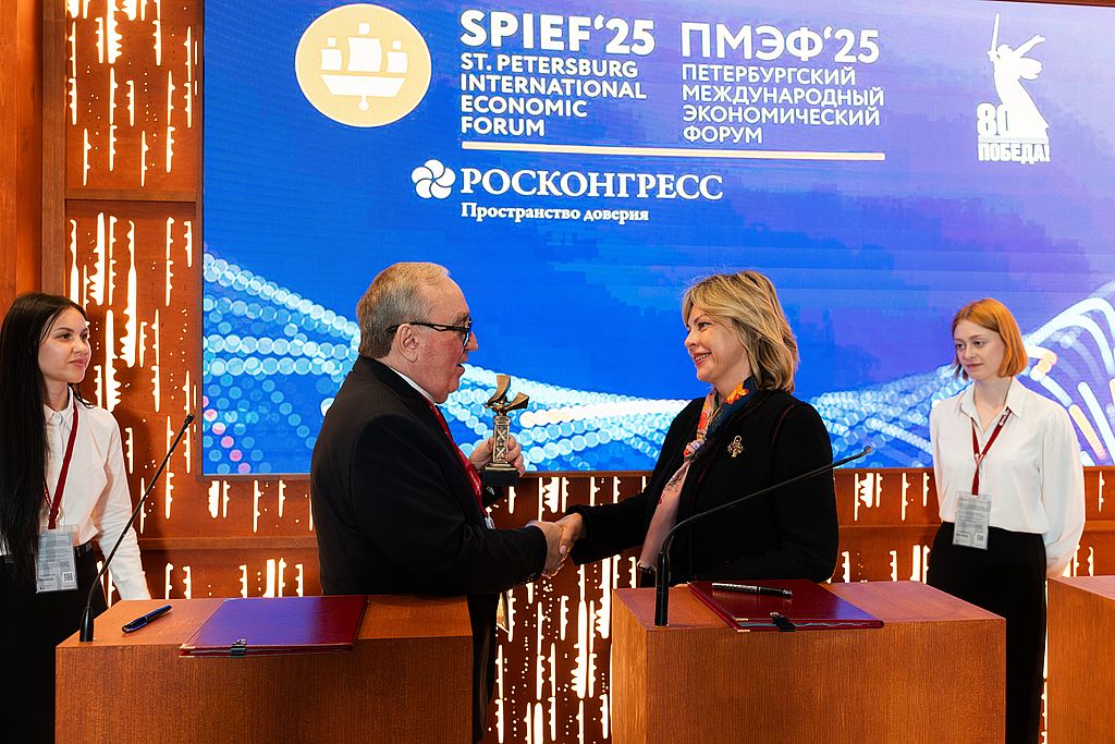 Владимир Сипкин дарит статуэтку памятника Слепым слухачам руководителю фонда Росконгресс