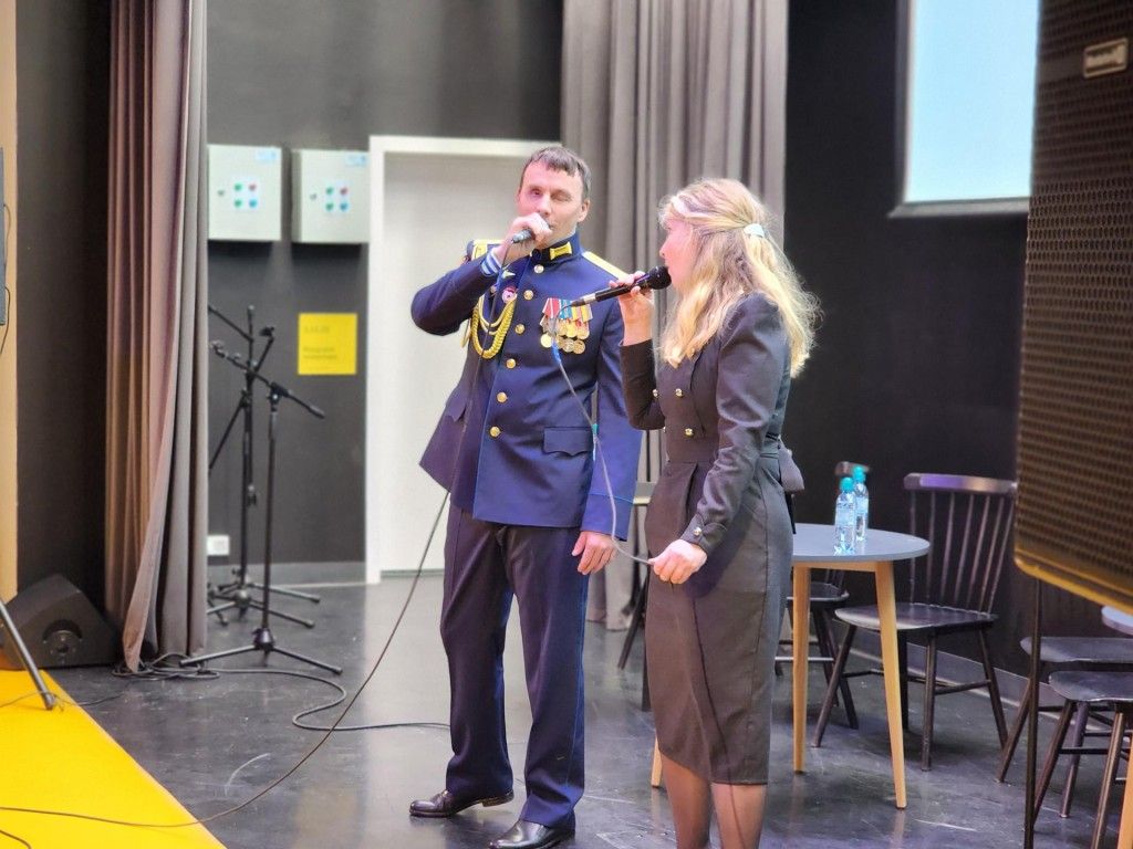 выступление Владислава Кирьянова. Рядом с ним стоит женщина