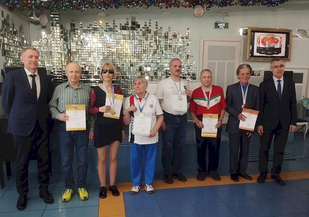 Победители и призёры чемпионата с дипломами и медалями.