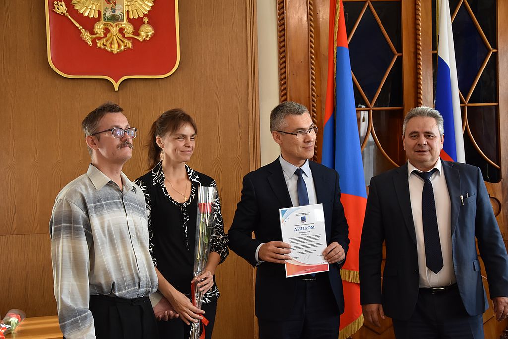 Председатель Костромской организации Общества слепых с дипломом победителя.