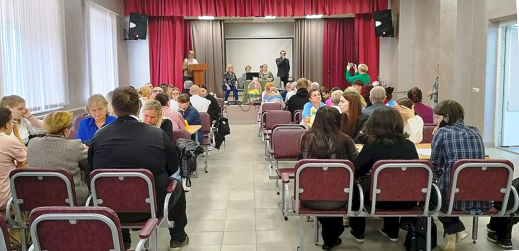 представитель оргкомитета Всероссийского интеллектуального фестиваля Владимир Казанкин проводит мастер-класс