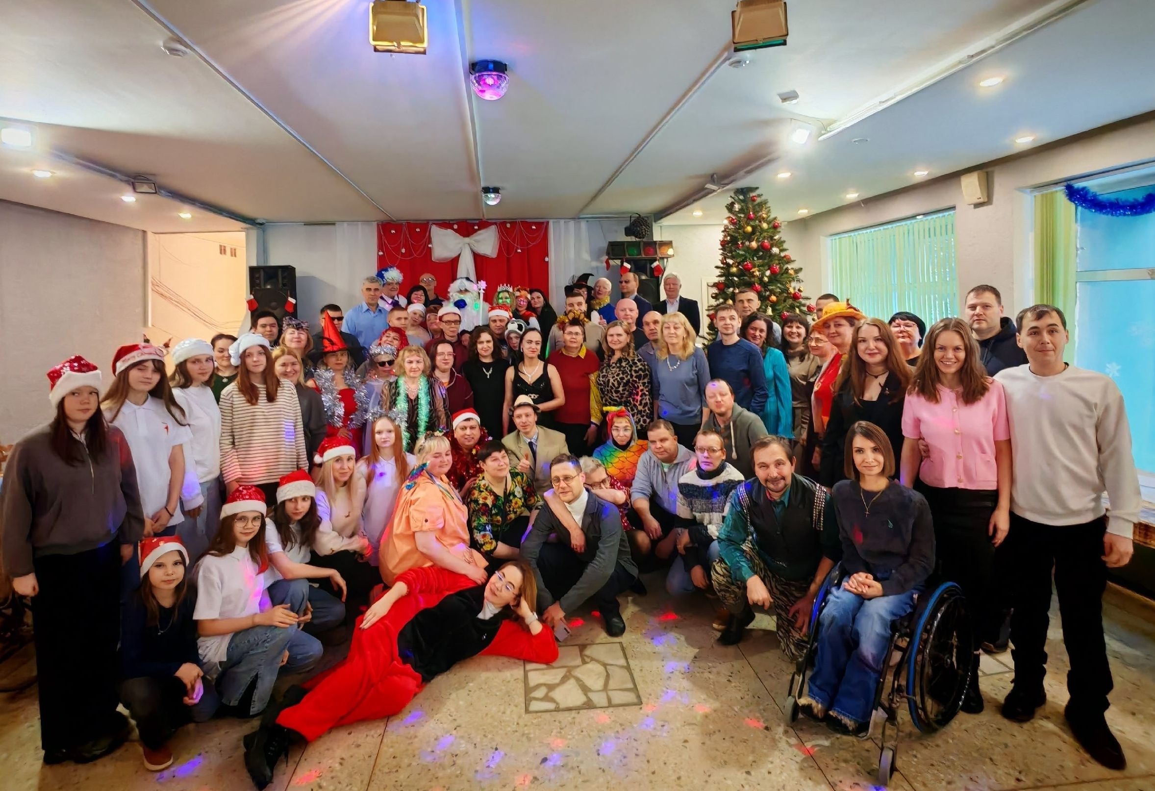 общее фото участников мероприятия. некоторые из них в карнавальных костюмах