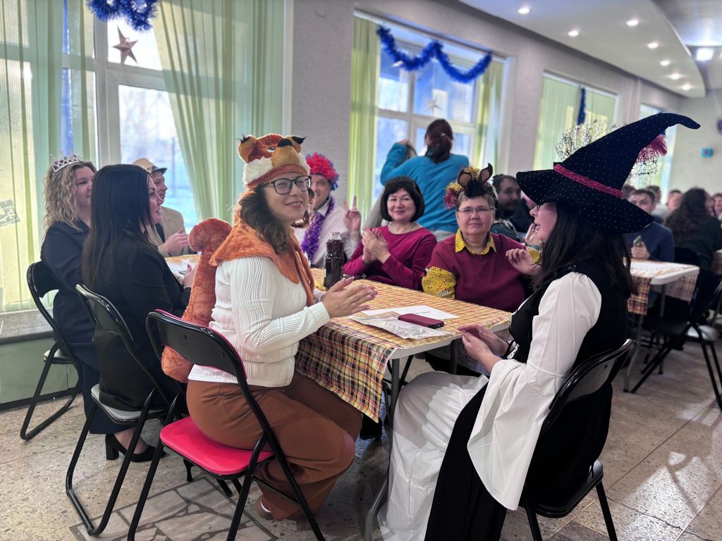 участники квиза за игровым столом