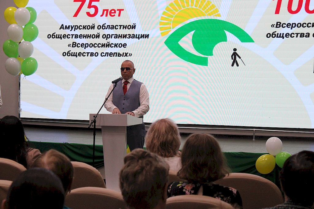 представитель Амурской организации ВОС на сцене