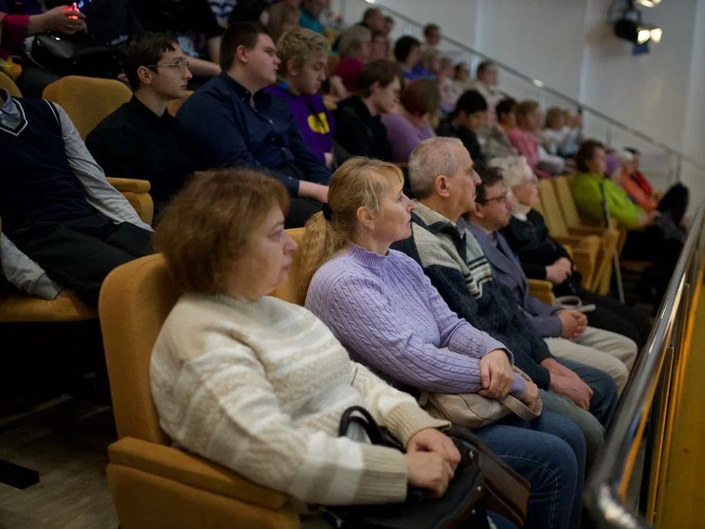 зрители в зале на открытии