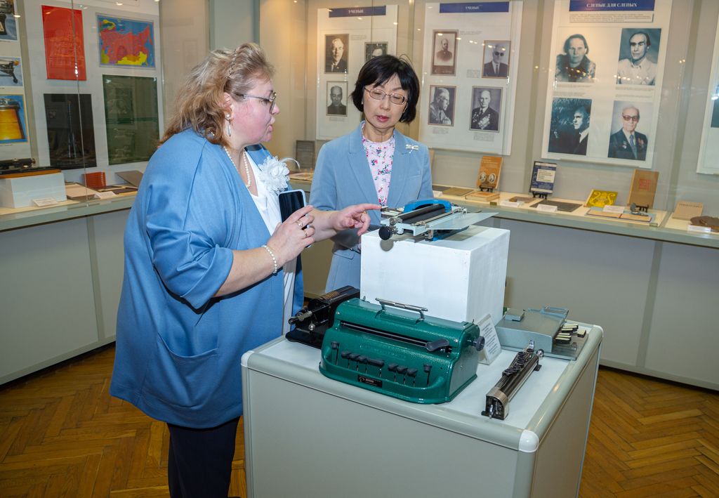 директор музея Алла Огаркова проводит экскурсию