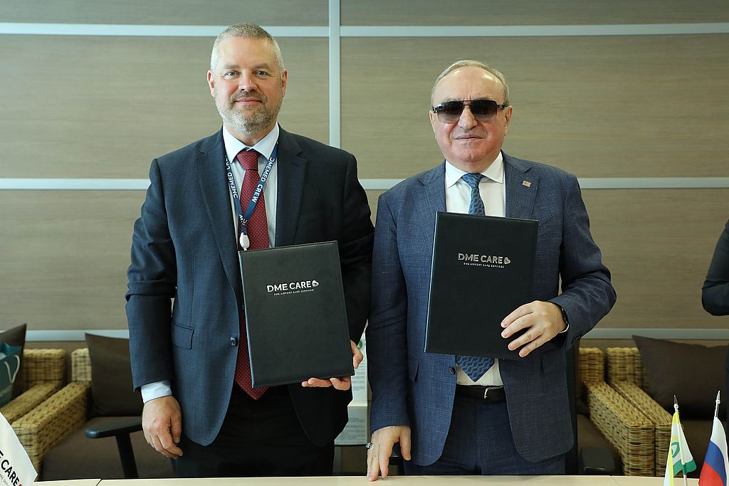 участники подписания с соглашениями в руках