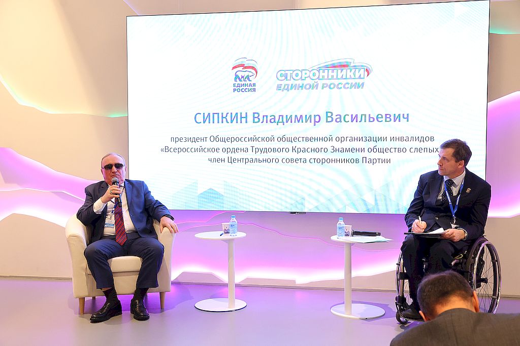 Владимир Сипкин с микрофоном. Рядом - Михаил Терентьев