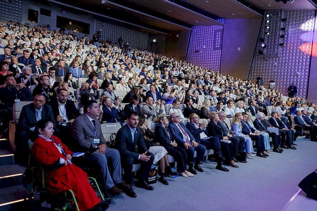 участники форума. на первом ряду сидит президент ВОС