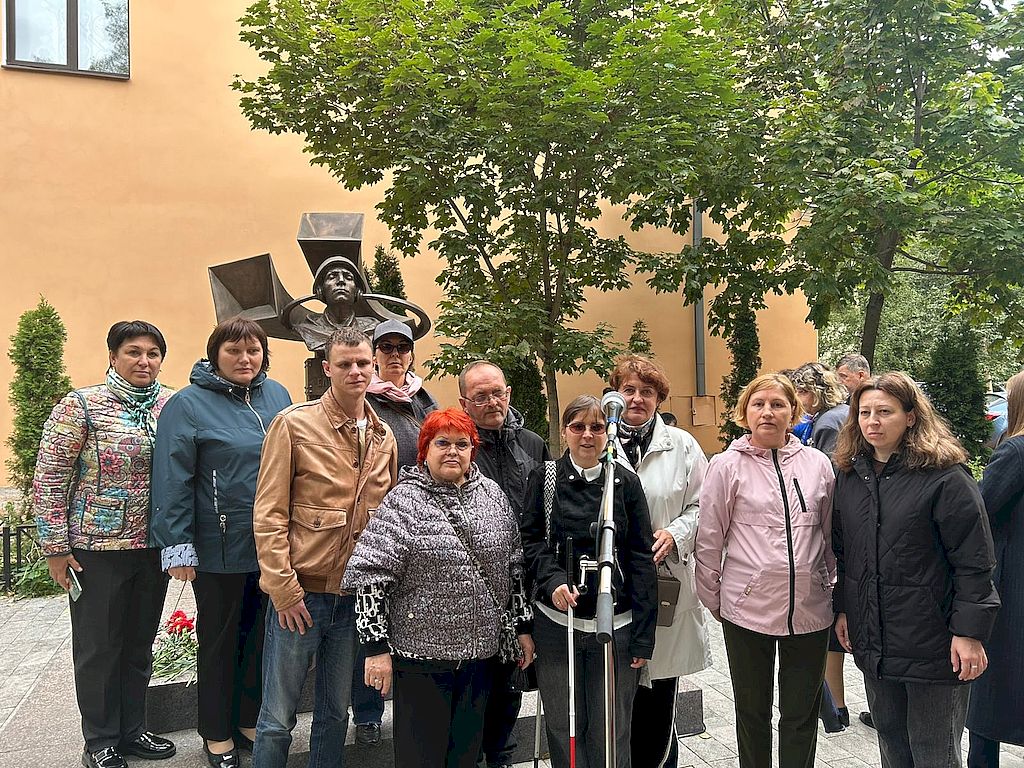 представители Вологодской РО ВОС у памятника 