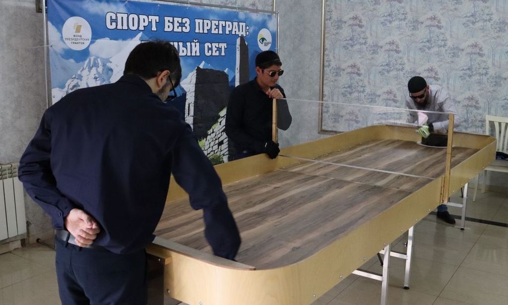 инвалиды по зрению играют в настольный теннис для незрячих