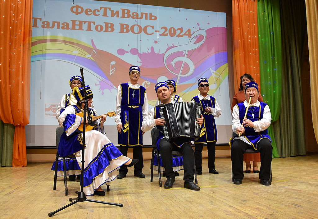 Участники фестиваля на сцене