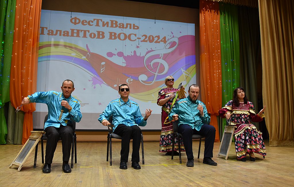 Участники фестиваля на сцене
