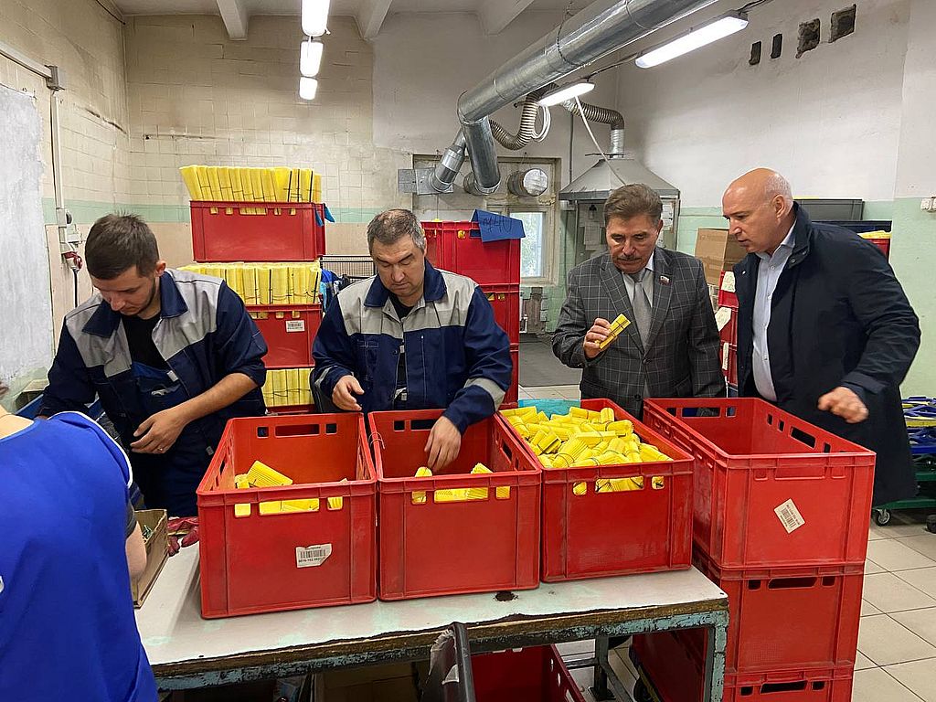 Гость осматривает готовую продукцию