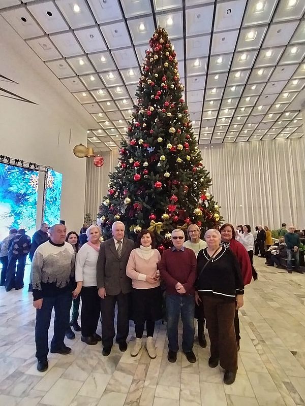 представители Волгоградской организации ВОС стоят около большой новогодней ёлки