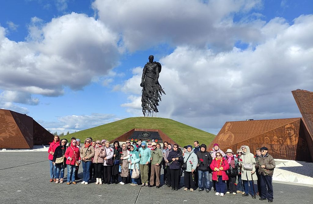 общее фото у мемориала Советскому солдату