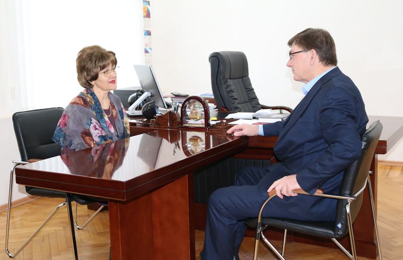 Тамара Майорова и Асланби Хуштов беседуют за столом