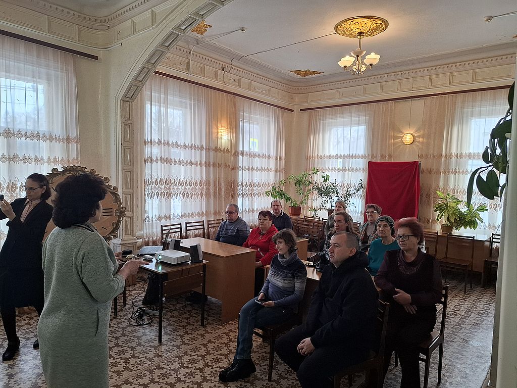 участники мероприятия слушают спикера