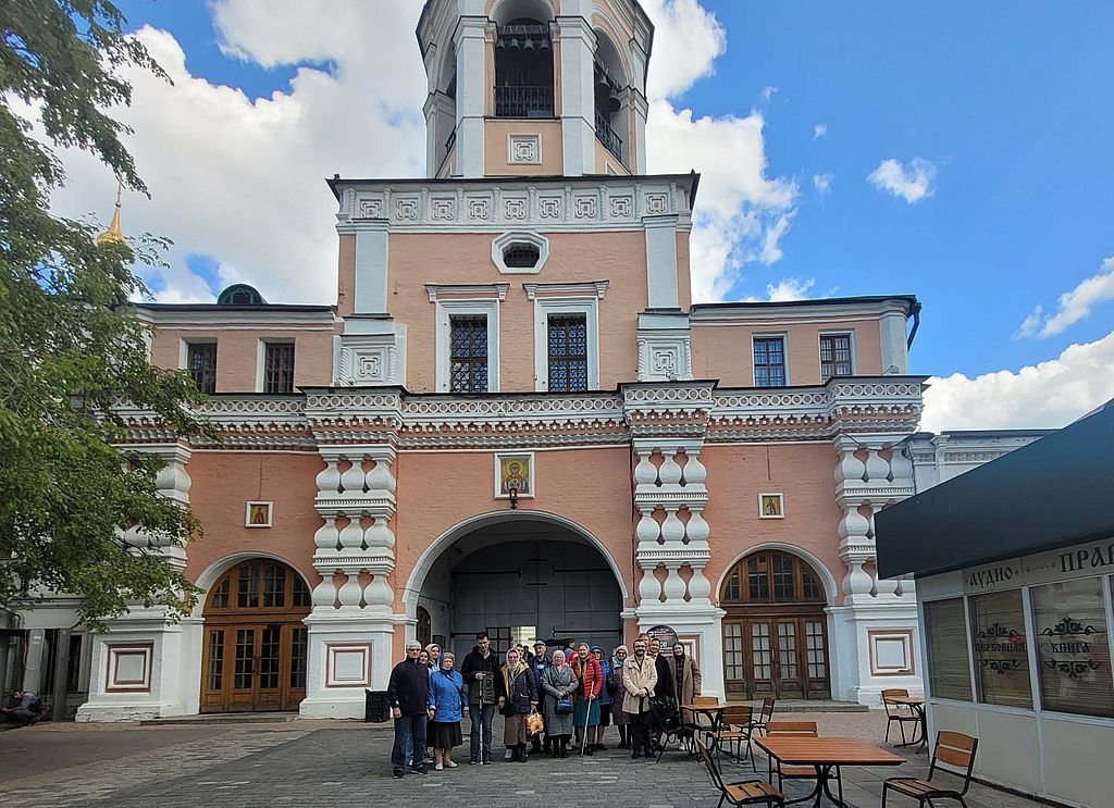 экскурсанты около храма