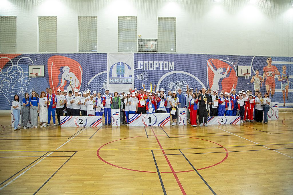 Общая фотография спортсменов в футболках и бейсболках с символикой столетия Всероссийского общества слепых