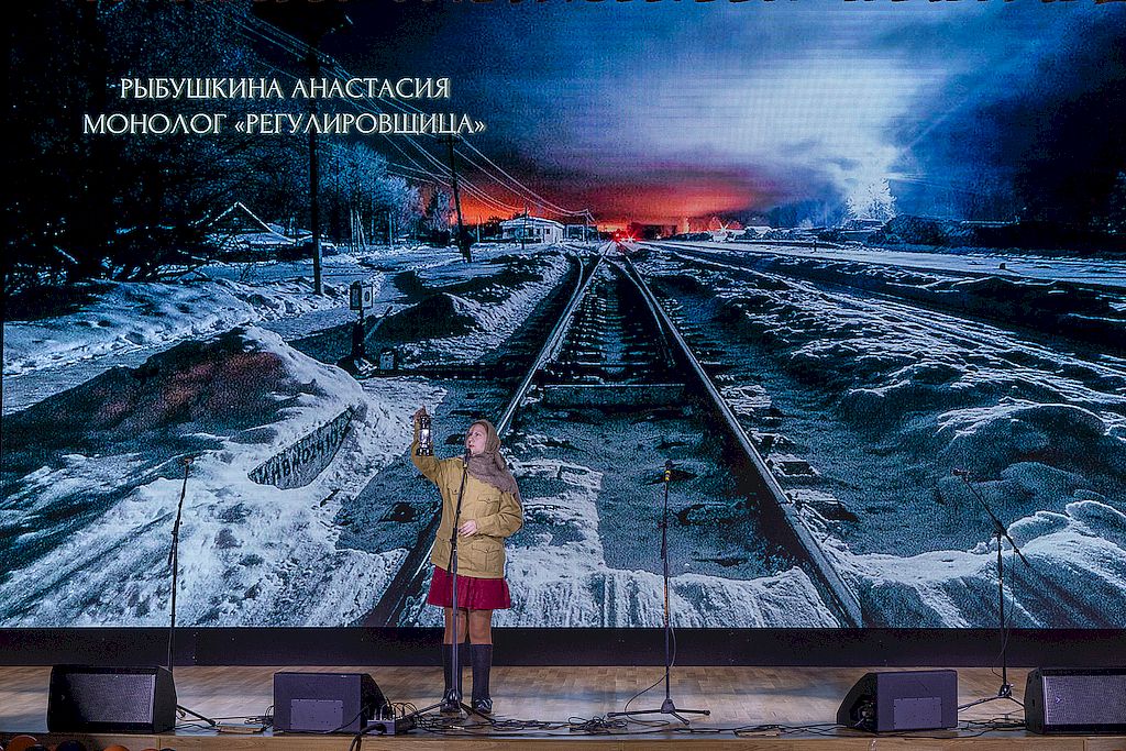 На сцене участница фестиваля - Анастасия Рыбушкина.