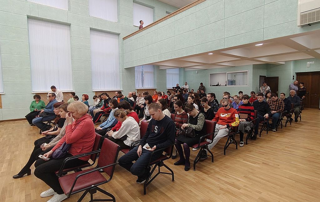 участники мероприятия сидят в зрительном зале