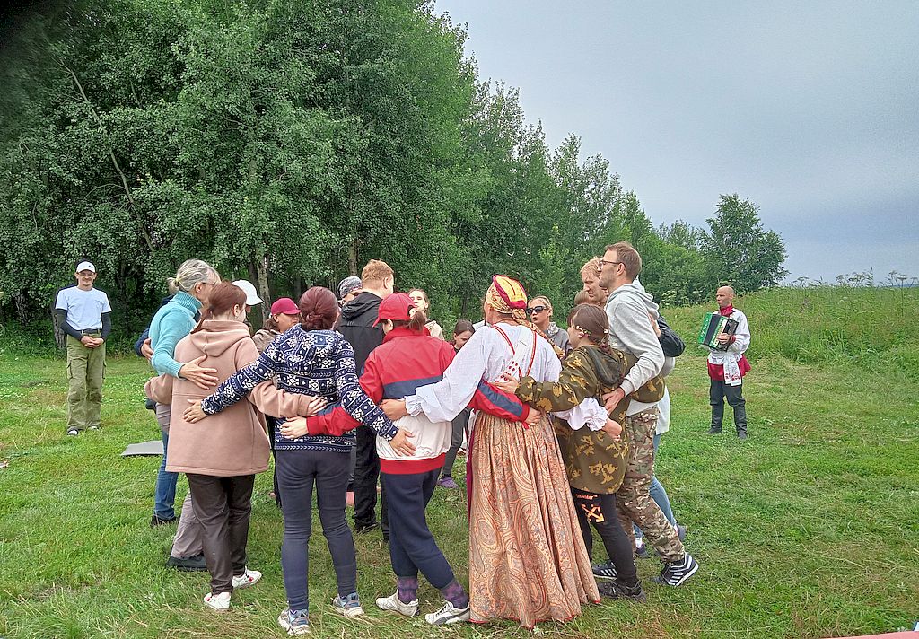 Туристы знакомятся с древнерусскими играми. 