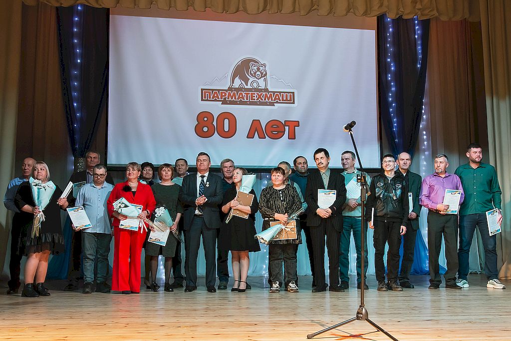 Общее фото на сцене