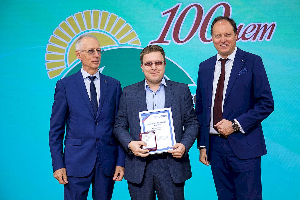 На сцене санатория ВОС «Сосны» – награждение генеральных директоров предприятий ВОС. Вице-президент ВОС вручает генеральному директору Егорьевского УПП «Тексгал» Андрею Брызгалину юбилейную медаль «100 лет образования Всероссийского общества слепых». Сопредседатель «Деловой России в Московской области» Роман Харланов – Благодарственное письмо «Деловой России». 