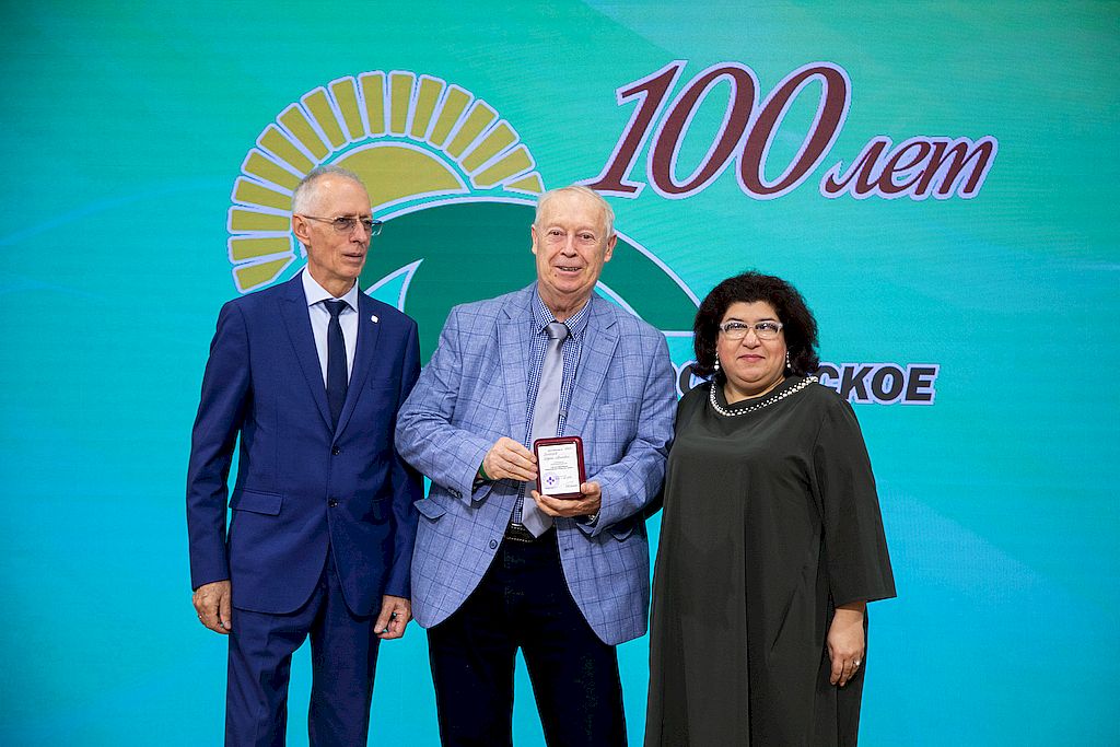 Александр Коняев и Мтвариса Датикашвили вручают юбилейную медаль «100 лет образования Всероссийского общества слепых» секретарю Сергиево-Посадской местной организации ВОС Андрею Берестневу.