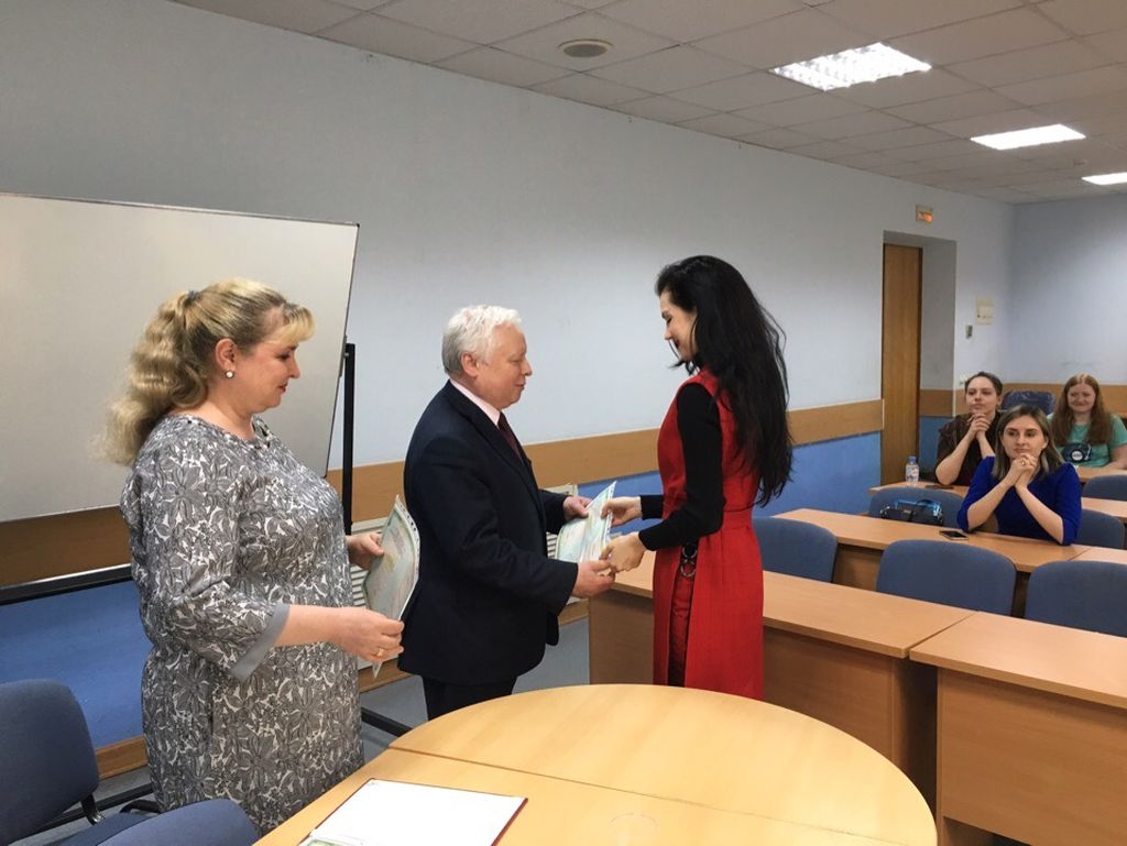 Сергей Ваньшин торжественно вручает диплом тифлокомментатора Екатерине Сиротиной