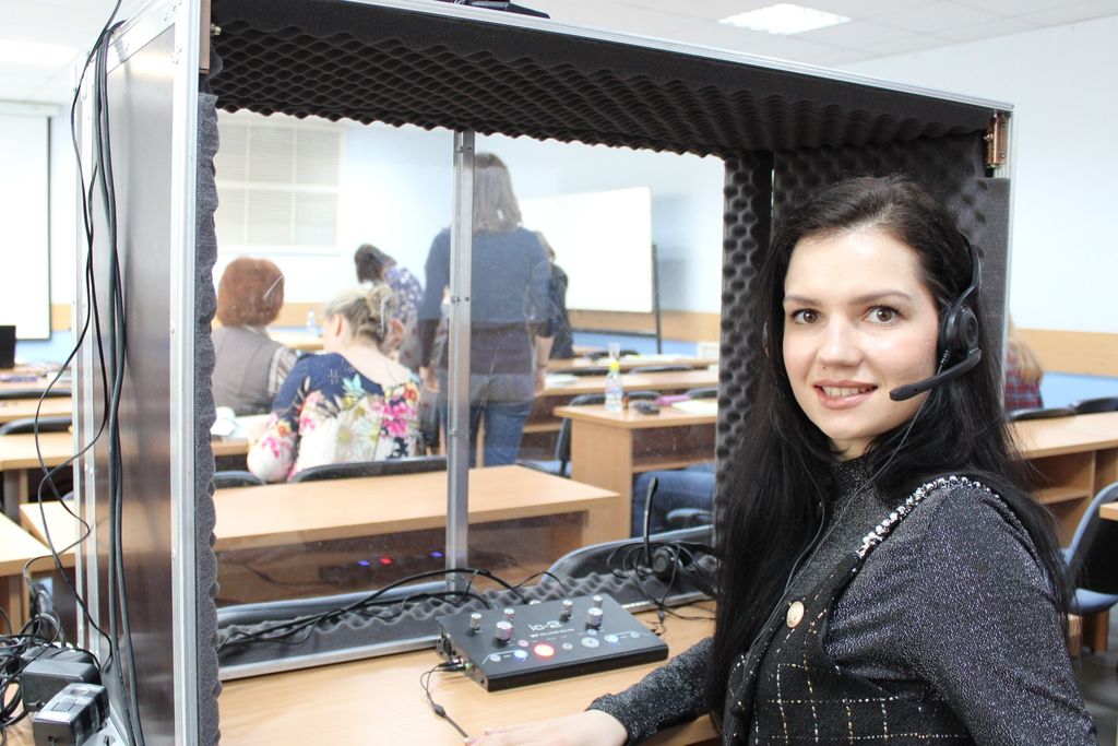 Екатерина Сиротина на рабочем месте тифлокомментатора
