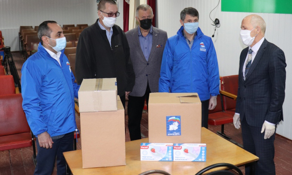 Председатель КЧР РО ВОС С. М. Дубовик принимает гуманитарную помощь от волонтёров "Единой России"