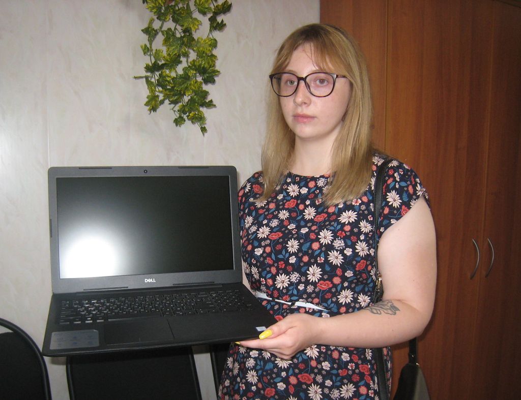 Активистка Липецкой РО ВОС получает ноутбук с программным обеспечением для незрячих