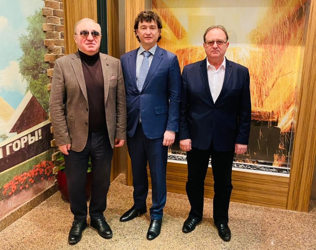 В. В. Сипкин, В. И. Лютиков и представитель руководства Магнитогорского металлургического комбината