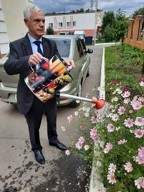 Председатель Татарской РО ВОС В. А. Федорин поливает цветы