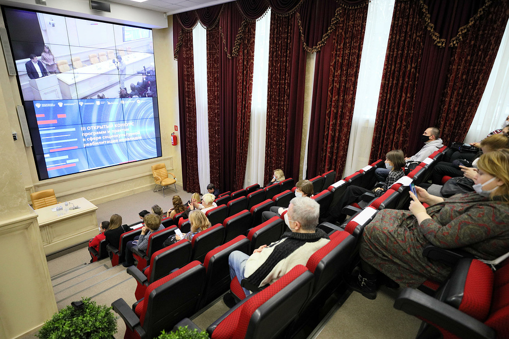 Участники и гости конкурса в конференц-зале Общественной палаты РФ