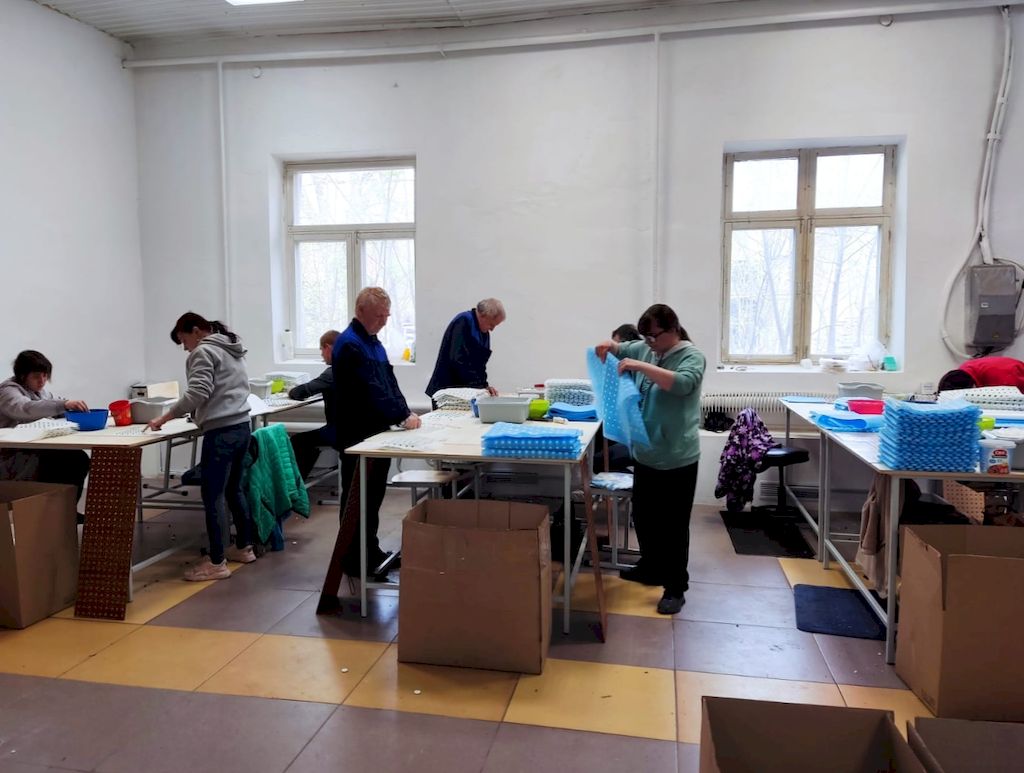 Сотрудники предприятия продолжают выпуск продукции