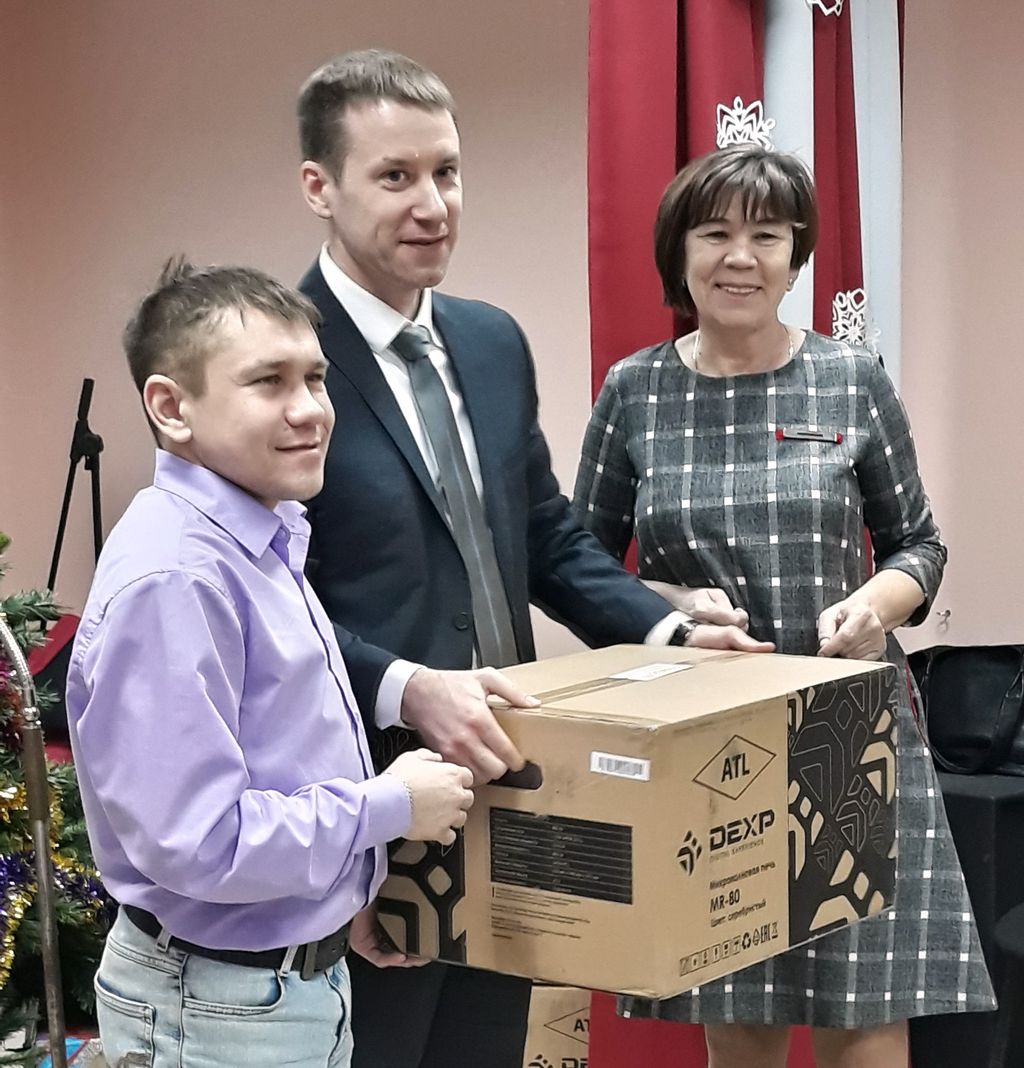 Председатель Тюменской РО ВОС Г. А. Тунгусова принимает спонсорскую помощь