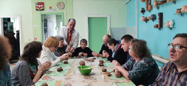 Активисты Курской РО ВОС занимаются лепкой поделок из глины
