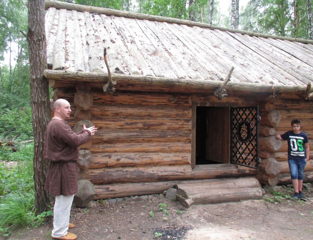 Инвалиды по зрению знакомятся с древнерусской избой