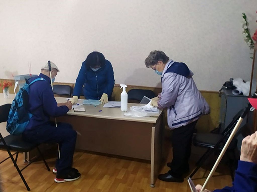 Инвалиды по зрению участвуют в голосовании в помещении местной организации ВОС