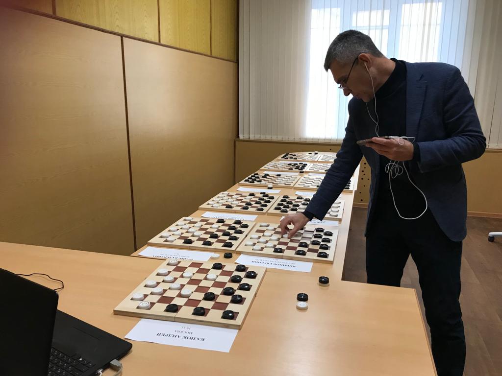 Д. В. Андреев участвует в онлайн-сеансе одновременной игры по шашкам