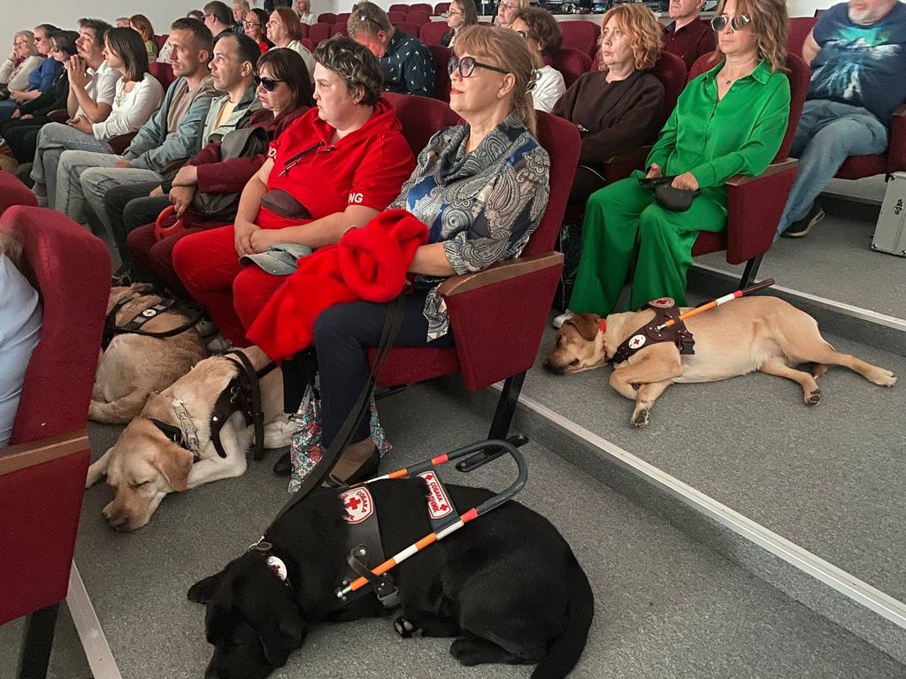 Незрячие с собаками-проводниками