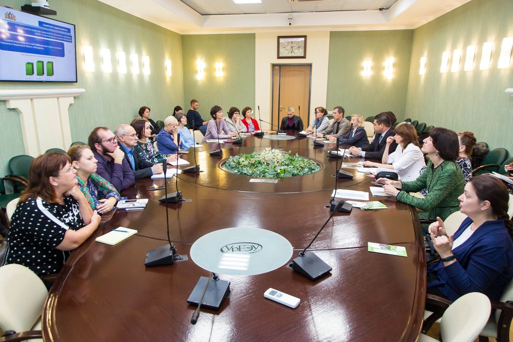 Представители Свердловской РО ВОС на круглом столе