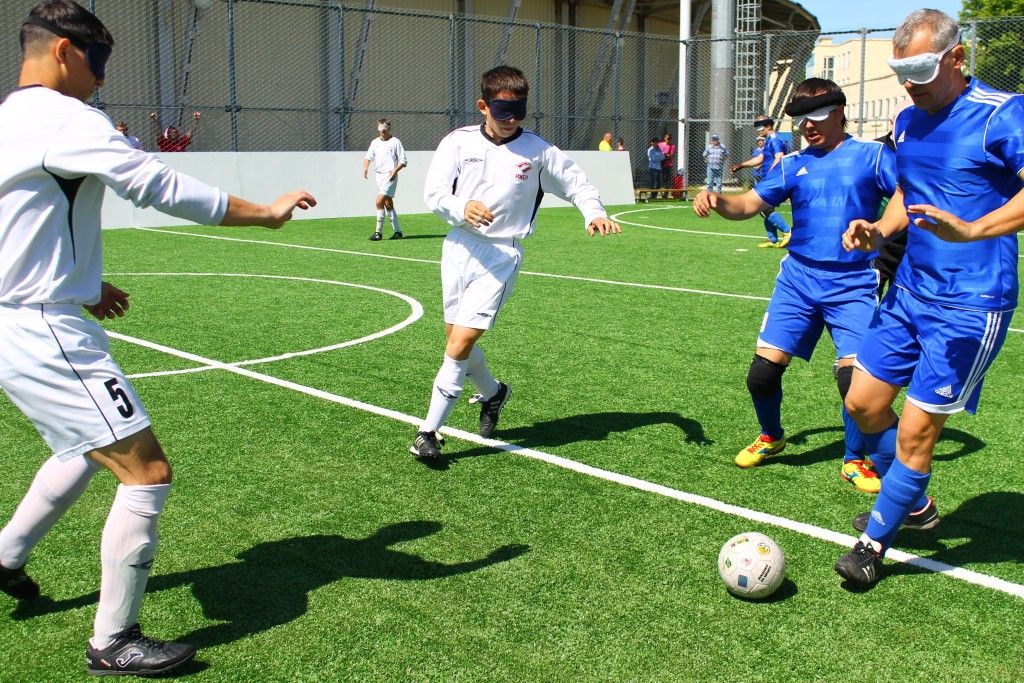 Инвалиды по зрению играют в мини-футбол
