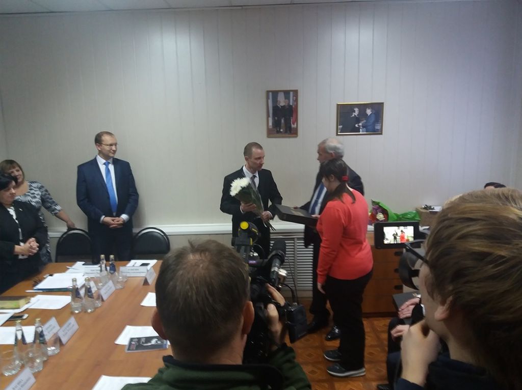 Губернатор Ульяновской области и председатель Ульяновской РО ВОС вручают инвалидам по зрению технические средства реабилитации