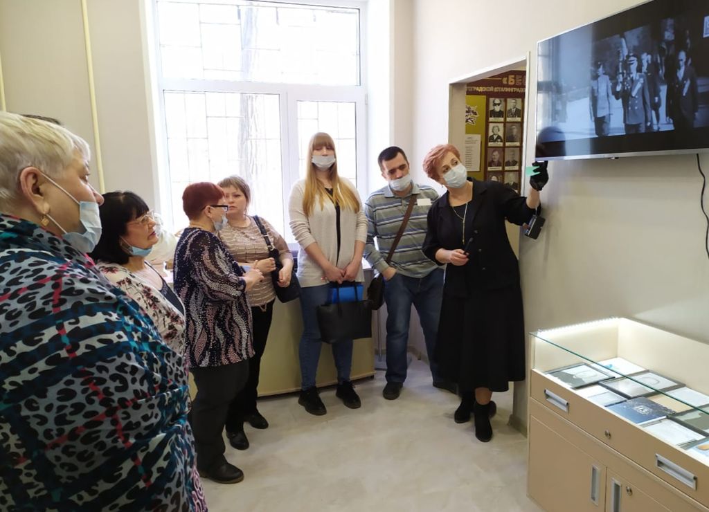Сотрудники музея Волгоградской РО ВОС проводят экскурсию
